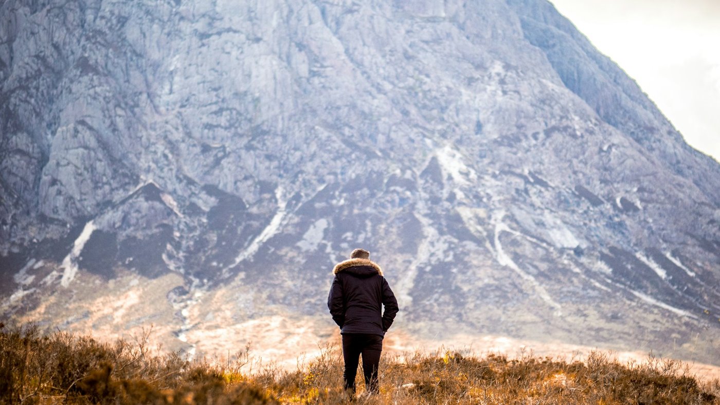 Winter day hike layering without overheating